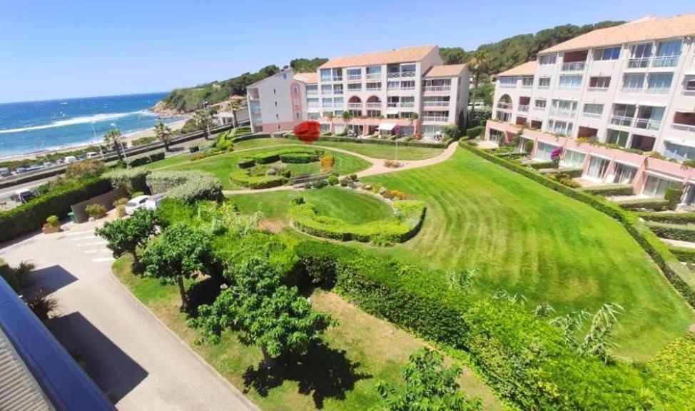 une vue aérienne d'un complexe hôtelier avec l'océan dans l'établissement Joli studio climatisé vue mer, à Six-Fours-les-Plages