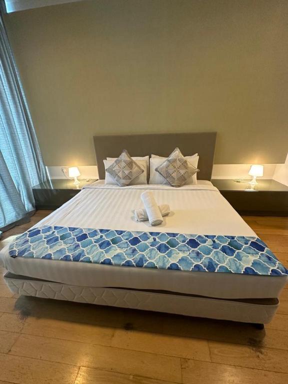 Postel nebo postele na pokoji v ubytování BBA Suites Platinum KLCC