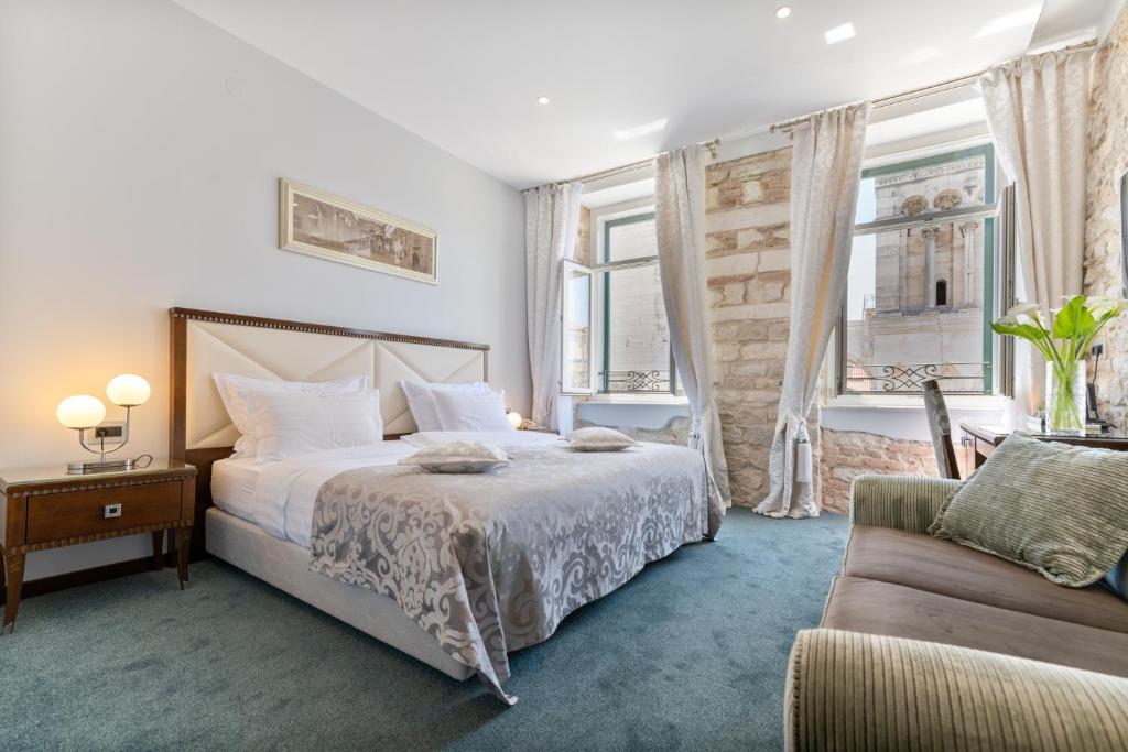 Postel nebo postele na pokoji v ubytování Heritage Hotel Antique Split