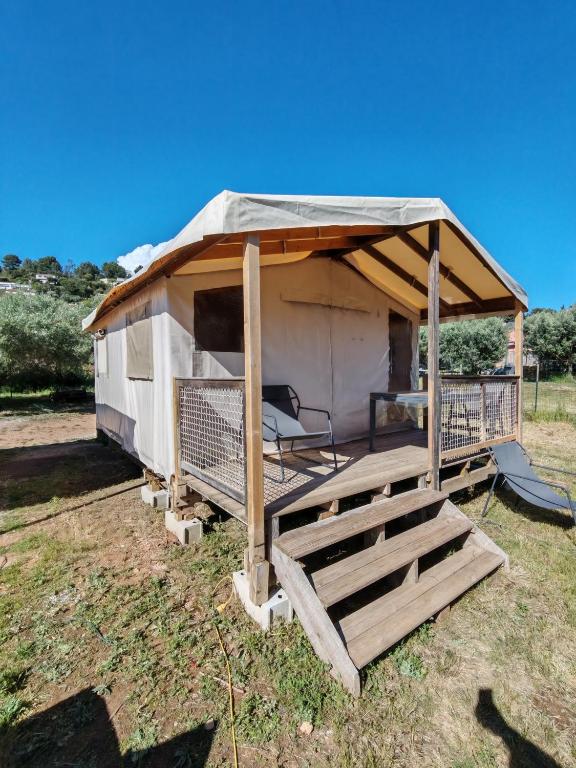 une yourte avec un porche et une chaise à l'intérieur dans l'établissement Yachting lodge 83, à Sanary-sur-Mer