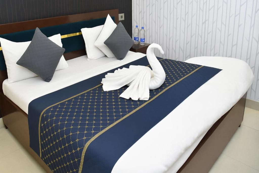Postel nebo postele na pokoji v ubytování Hotel Narayan Niwas Ayodhya - Near Ram Mandir