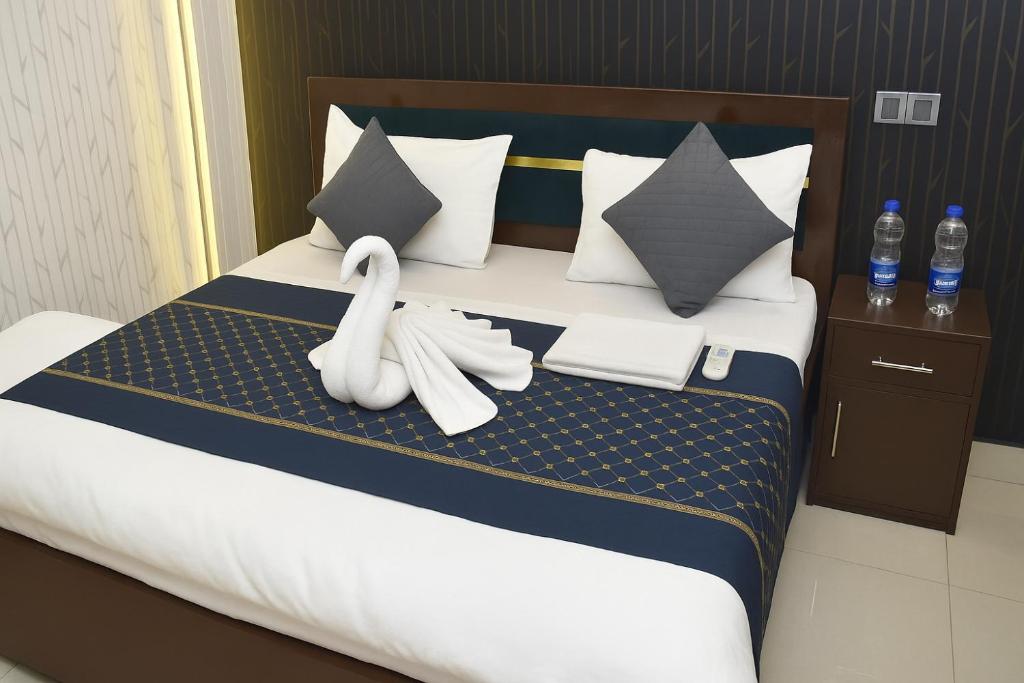 Postel nebo postele na pokoji v ubytování Hotel Narayan Niwas Ayodhya - Near Ram Mandir