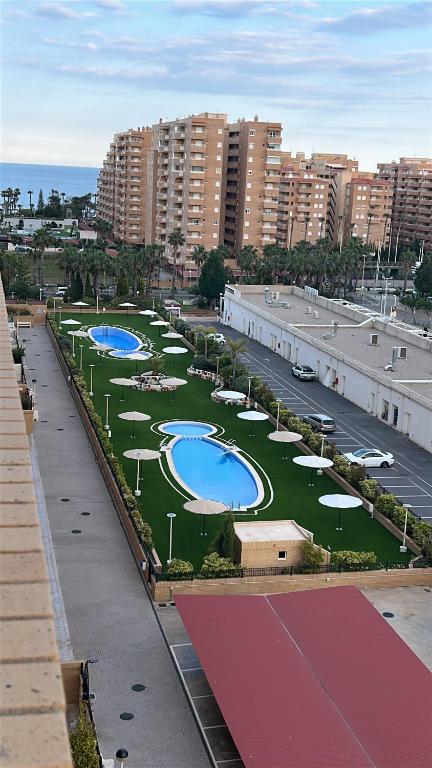 widok na ośrodek z 2 basenami w obiekcie Valparaiso Marina Dór Planta 7 w mieście Oropesa del Mar