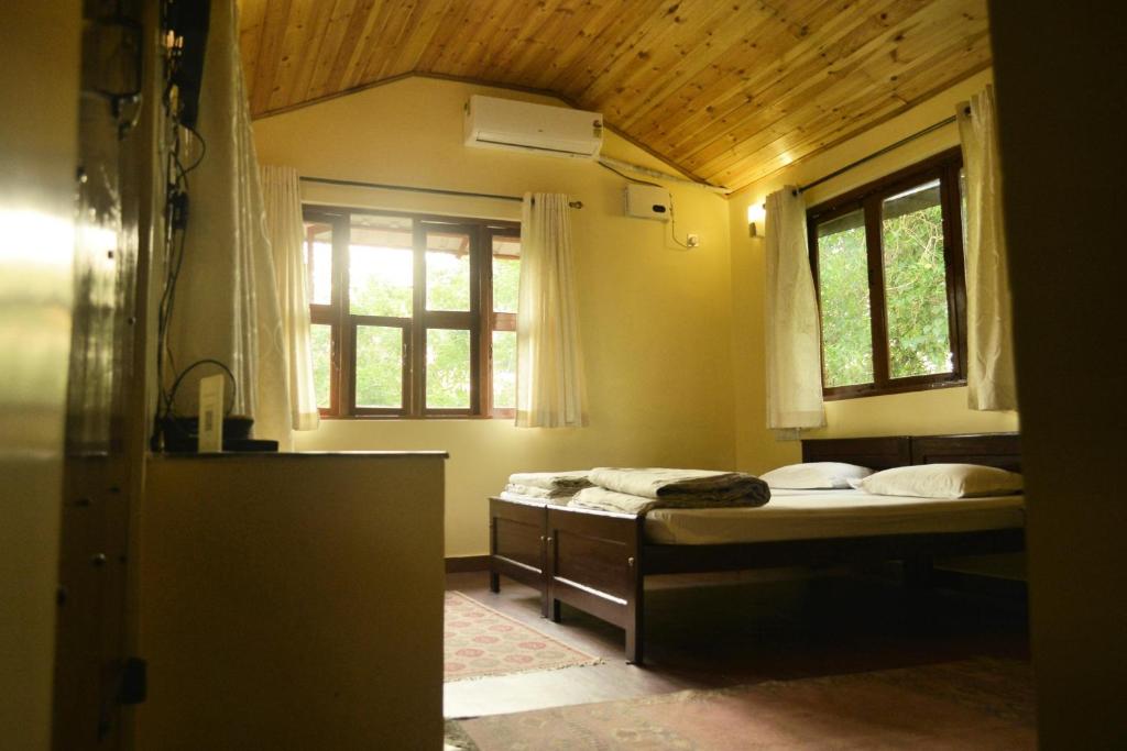 Postel nebo postele na pokoji v ubytování Tamarind Tree Masinagudi