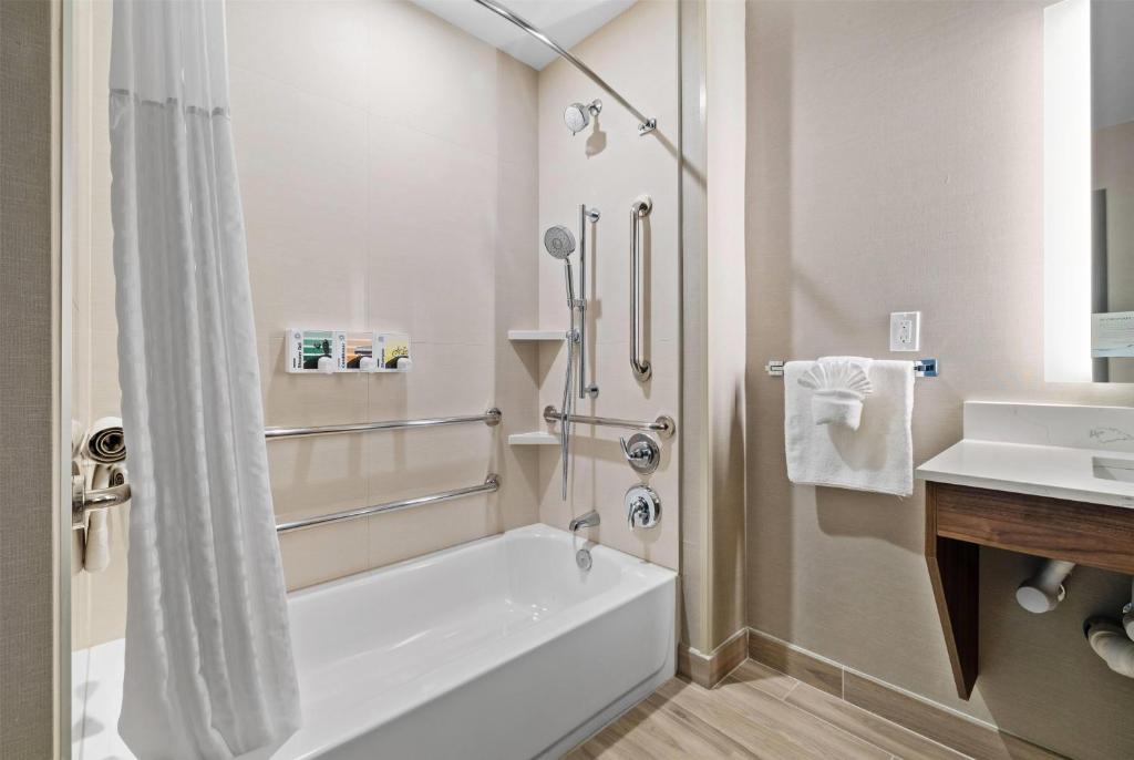 La Quinta Inn & Suites by Wyndham Santa Cruz photo