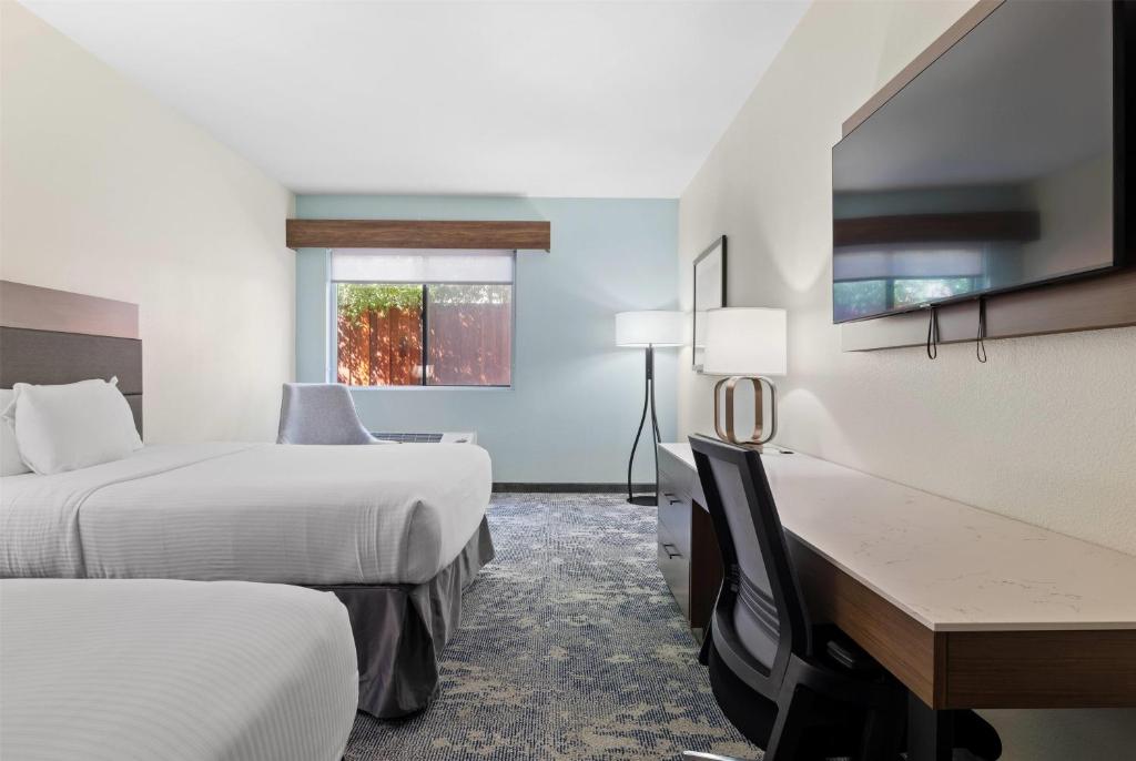 La Quinta Inn & Suites by Wyndham Santa Cruz photo