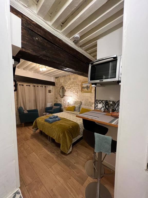 une chambre avec un lit et un bureau dans une pièce dans l'établissement Élégant studio Cœur du Centre ville avec WIFI, à Avignon