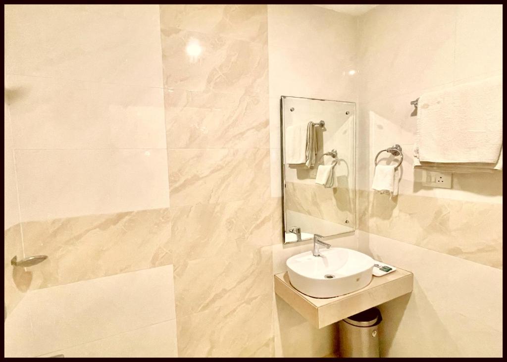 Koupelna v ubytování HOTEL KUVER # PALACE Near Sea Beach - Jagannath temple - Restaurant and Lift Facilities - Fully Air Conditioning Hotel - A Top Rated Hotel