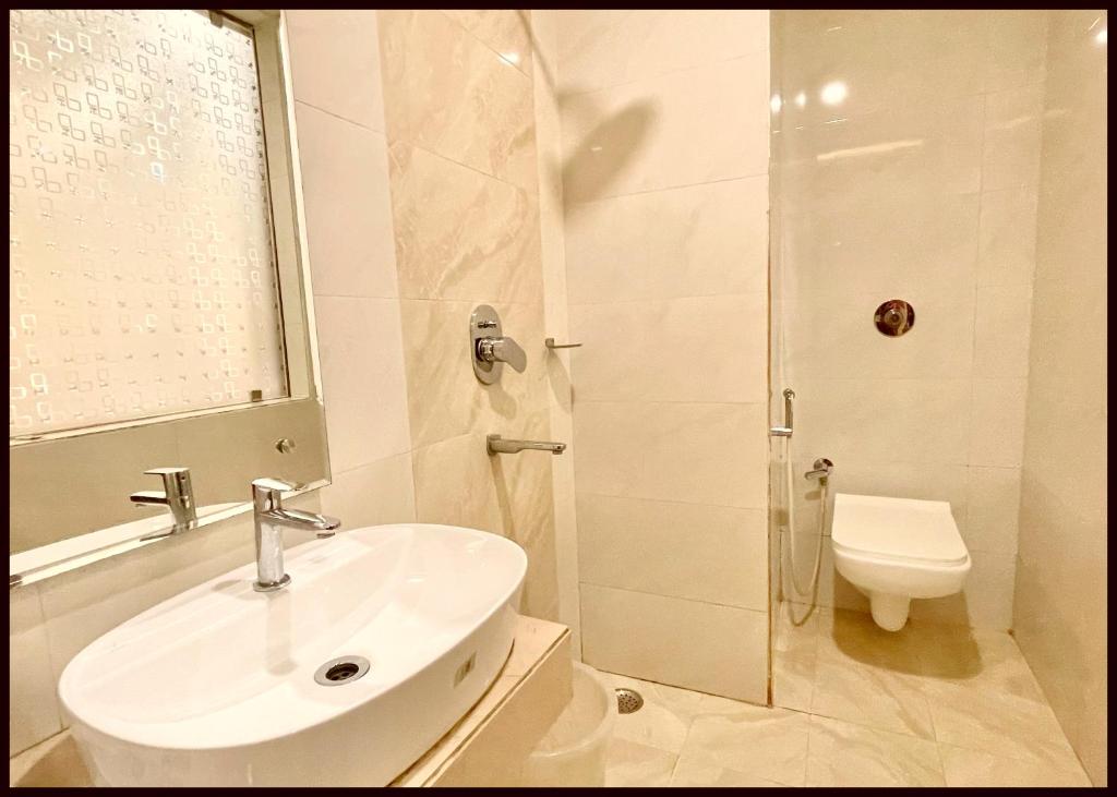 Koupelna v ubytování HOTEL KUVER # PALACE Near Sea Beach - Jagannath temple - Restaurant and Lift Facilities - Fully Air Conditioning Hotel - A Top Rated Hotel