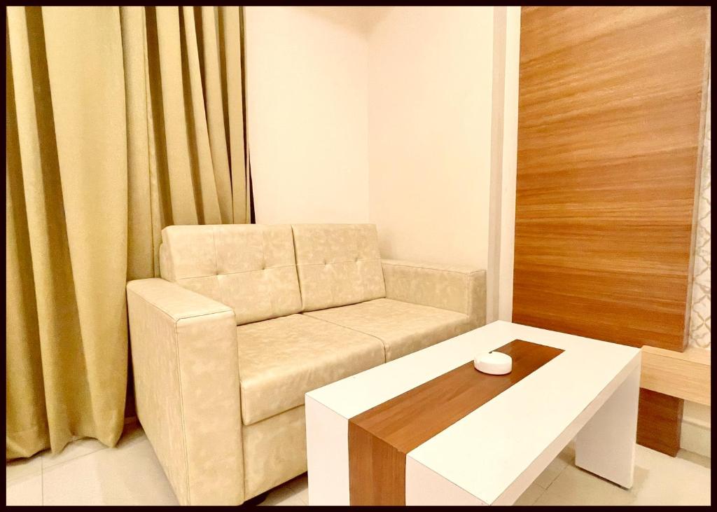 Posezení v ubytování HOTEL KUVER # PALACE Near Sea Beach - Jagannath temple - Restaurant and Lift Facilities - Fully Air Conditioning Hotel - A Top Rated Hotel