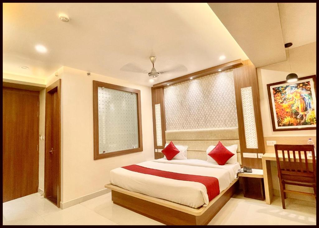Postel nebo postele na pokoji v ubytování HOTEL KUVER # PALACE Near Sea Beach - Jagannath temple - Restaurant and Lift Facilities - Fully Air Conditioning Hotel - A Top Rated Hotel