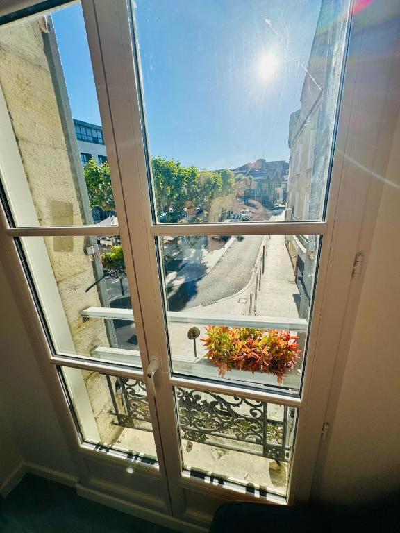 - une fenêtre donnant sur une rue de la ville dans l'établissement Best city center location!, à Bergerac