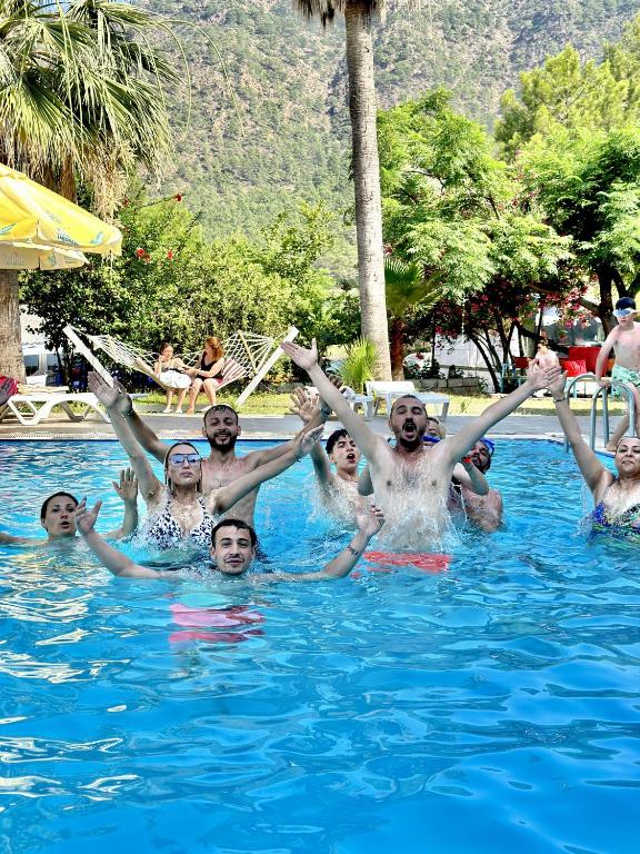 Bazén v ubytování Adrasan Yazıcı Hotel nebo v jeho okolí