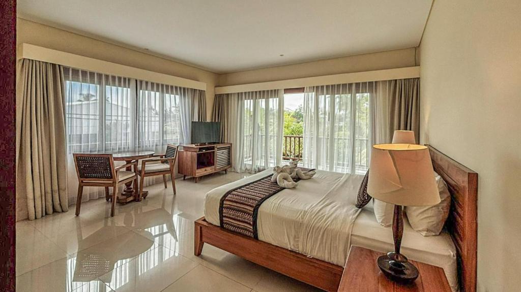 Postel nebo postele na pokoji v ubytování DLobong Suites Ubud