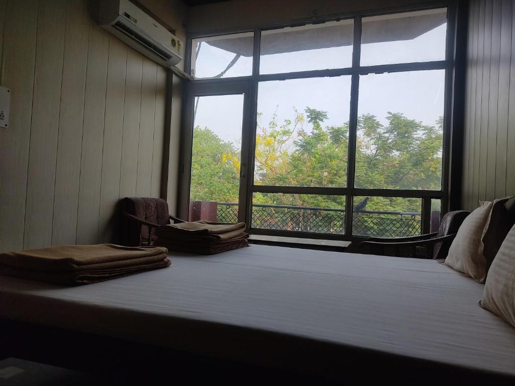 Postel nebo postele na pokoji v ubytování Parmarth gyan mandir by pandit ji stay