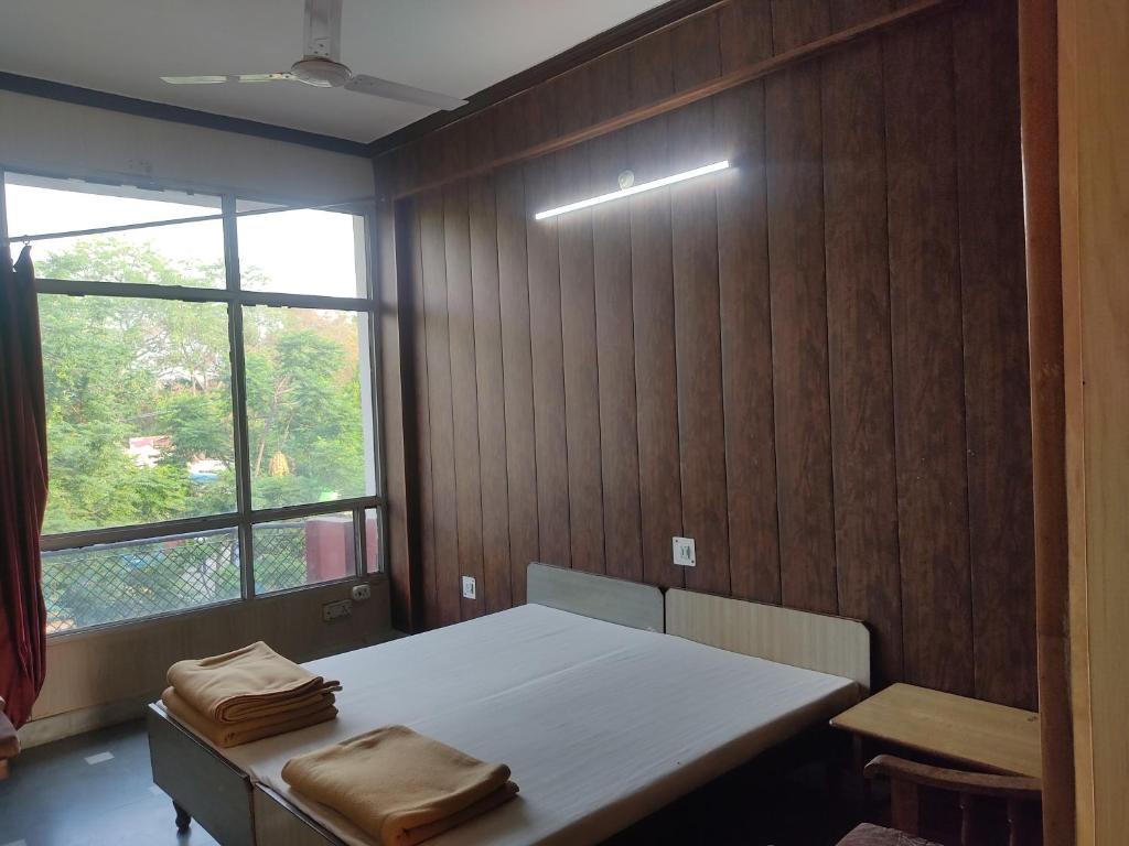 Postel nebo postele na pokoji v ubytování Parmarth gyan mandir by pandit ji stay
