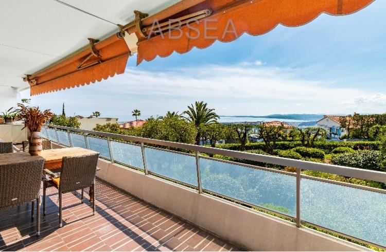 ein Balkon mit Tisch und Blick aufs Wasser in der Unterkunft 2 pièces vue mer Nice ouest in Nizza