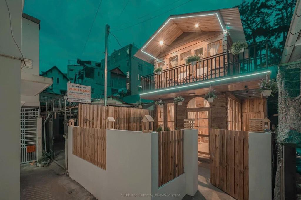 ein Haus mit einem Holzzaun davor in der Unterkunft Small Home Corner - Peaceful place in the heart of Da Lat in Da Lat