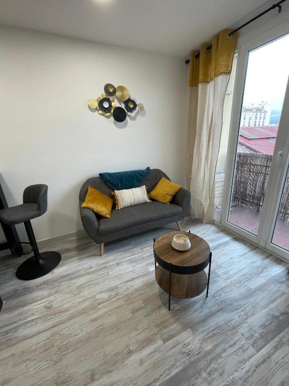 un salon avec un canapé et une table dans l'établissement air-conditioned studio in Marseille, à Marseille