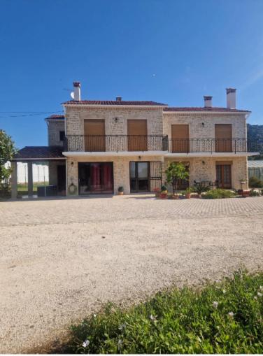 une grande maison en briques au-dessus d'un champ dans l'établissement Chez Maryse, à Hyères