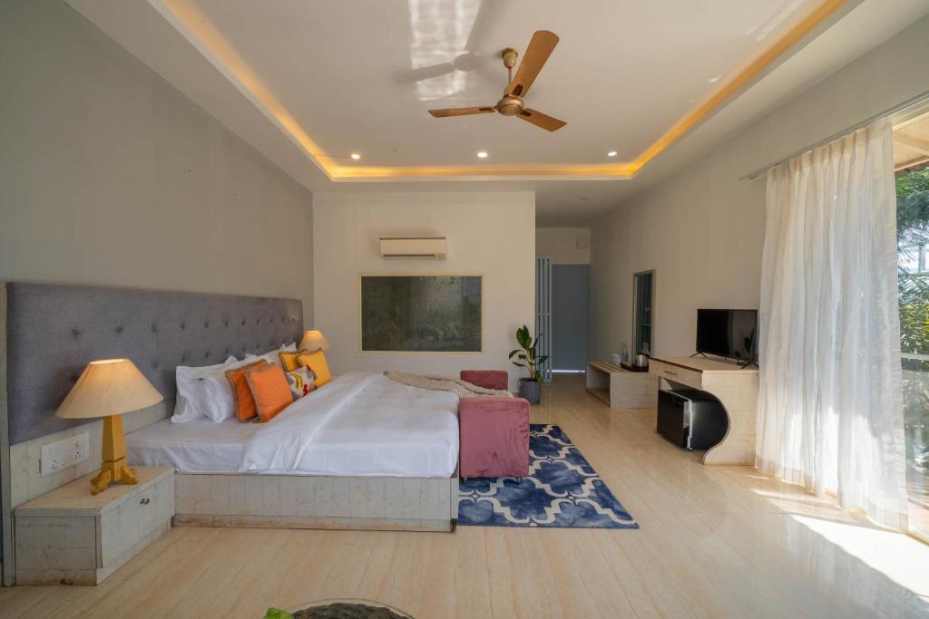 TV a/nebo společenská místnost v ubytování Perfectstayz Koko Maya 5 mins walk to beach