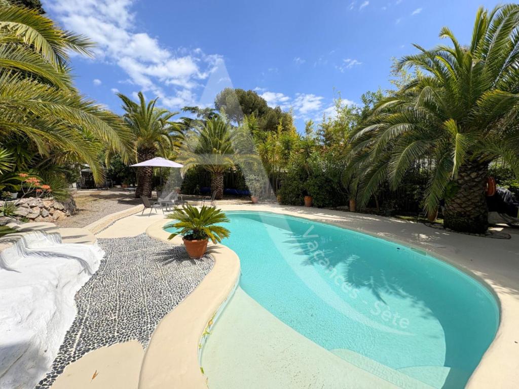 Bazén v ubytování Villa T2 avec piscine privee nebo v jeho okolí