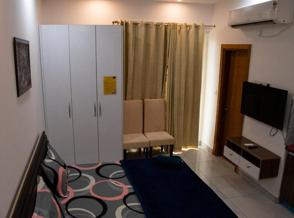 TV a/nebo společenská místnost v ubytování Minimalistic Stay Close to Metro & IT Parks# Garden View