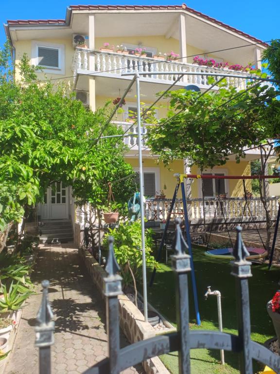 Apartment Livaja -Easy City Access 2DB, Parking, Klima