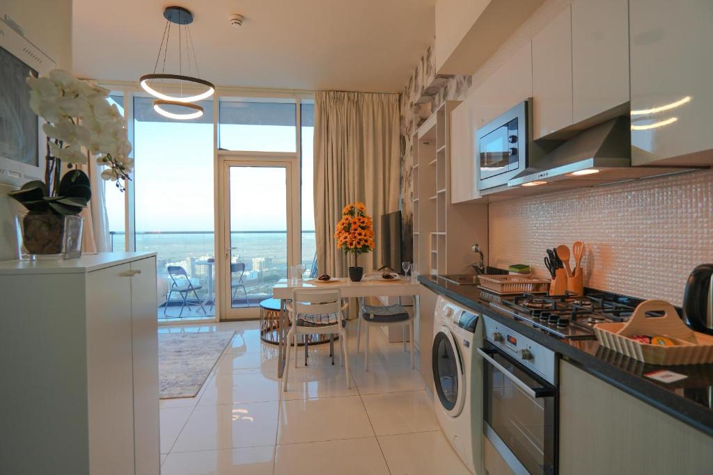 Virtuvė arba virtuvėlė apgyvendinimo įstaigoje EasyGo-Spacious-Smart Layout - View