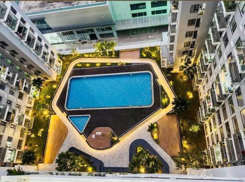 une piscine au milieu d'un immeuble dans l'établissement Châu Giang Nera Garden Apartment- Căn hộ 3 phòng ngủ view đẹp FREE Hồ bơi, Gym, à Thôn Văn Dương