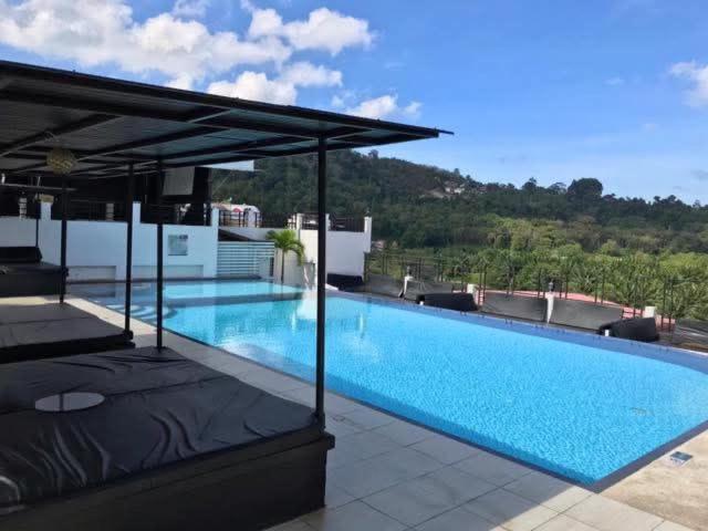 Bazén v ubytování Bellevue Ocean Patong nebo v jeho okolí