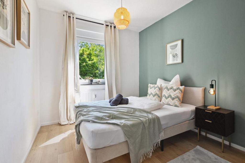 a bedroom with a bed and a window at Hirschberg Living - zwischen Stadt und Natur in Sankt Wendel