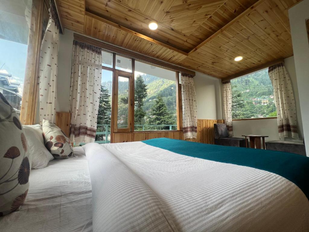 Postel nebo postele na pokoji v ubytování Hotel Old Manali by Himalayan Hotels, with Mountain View, Balcony, Terrace and Parking