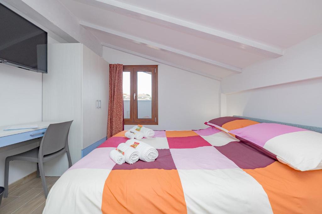Postel nebo postele na pokoji v ubytování A10 Arcobaleno ACCOGLIENTE MONOLOCALE Rho-Fiera -Laghi & MXP