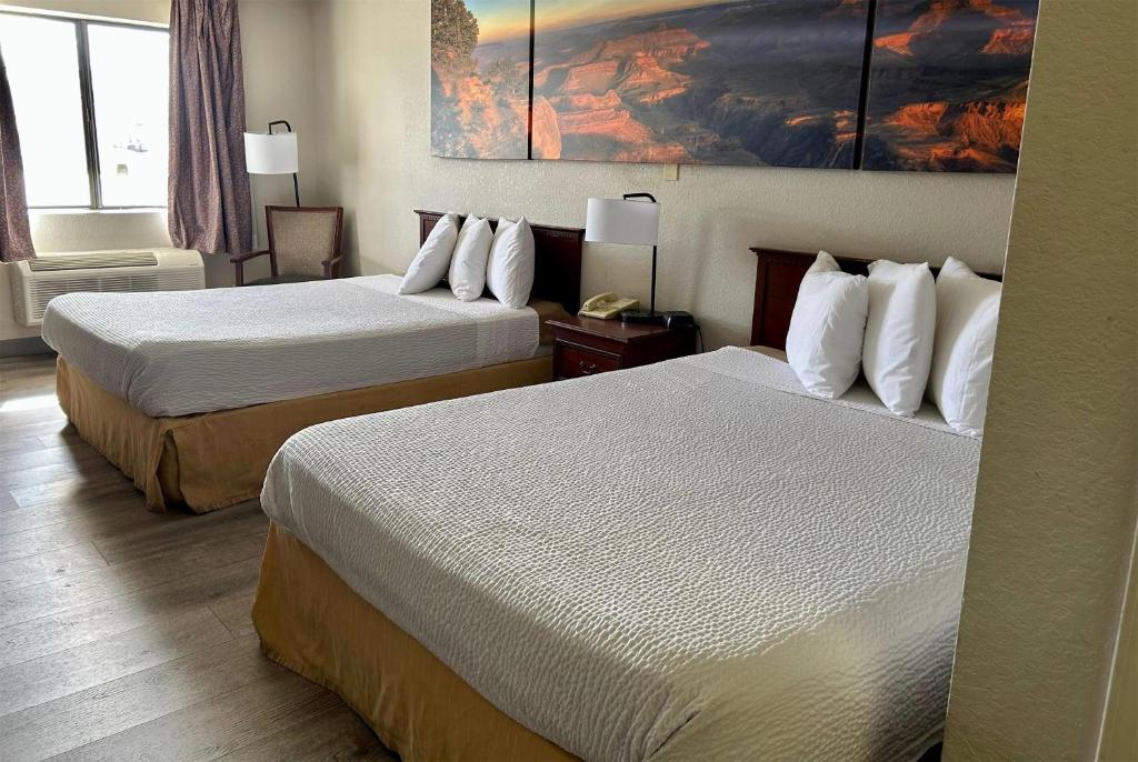Postel nebo postele na pokoji v ubytování Days Inn by Wyndham Kingman West