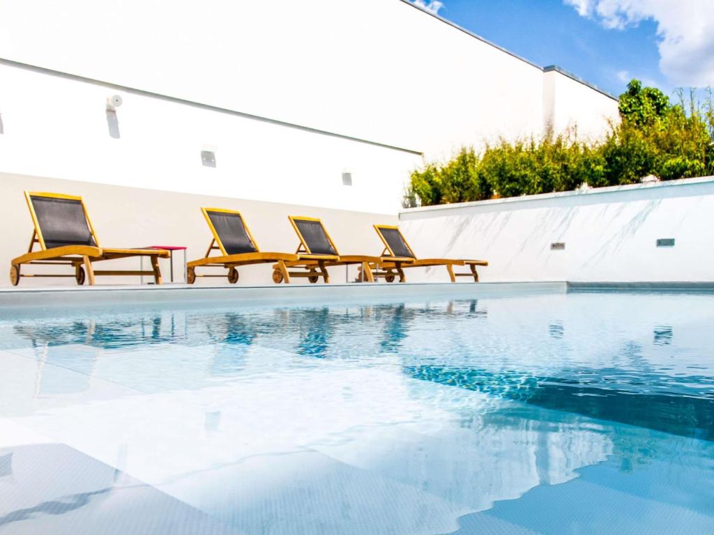 A piscina localizada em Novotel Blois Centre Val De Loire ou nos arredores