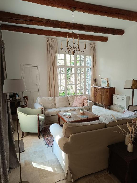 un salon avec un canapé et une table dans l'établissement Chara en Provence - Alleins, à Alleins