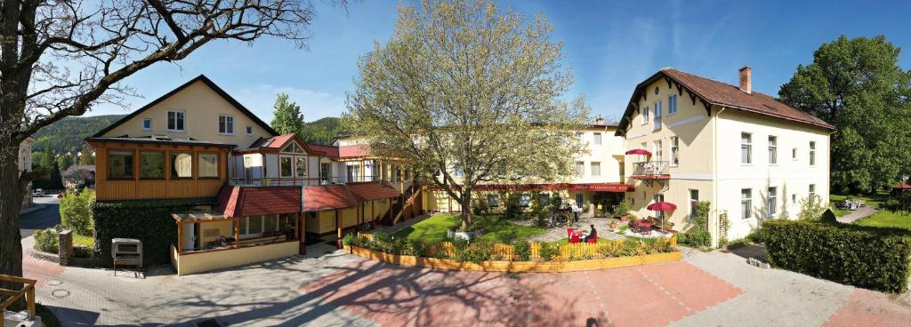 uma vista aérea de uma casa com um quintal em Hotel Payerbacherhof em Payerbach