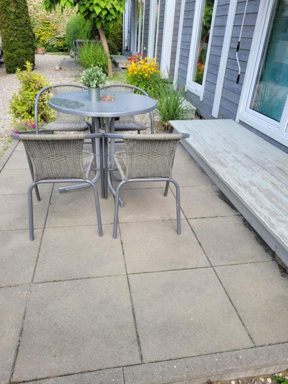 Patio alebo iná vonkajšia časť ubytovania Happyfugu Domki Letniskowe