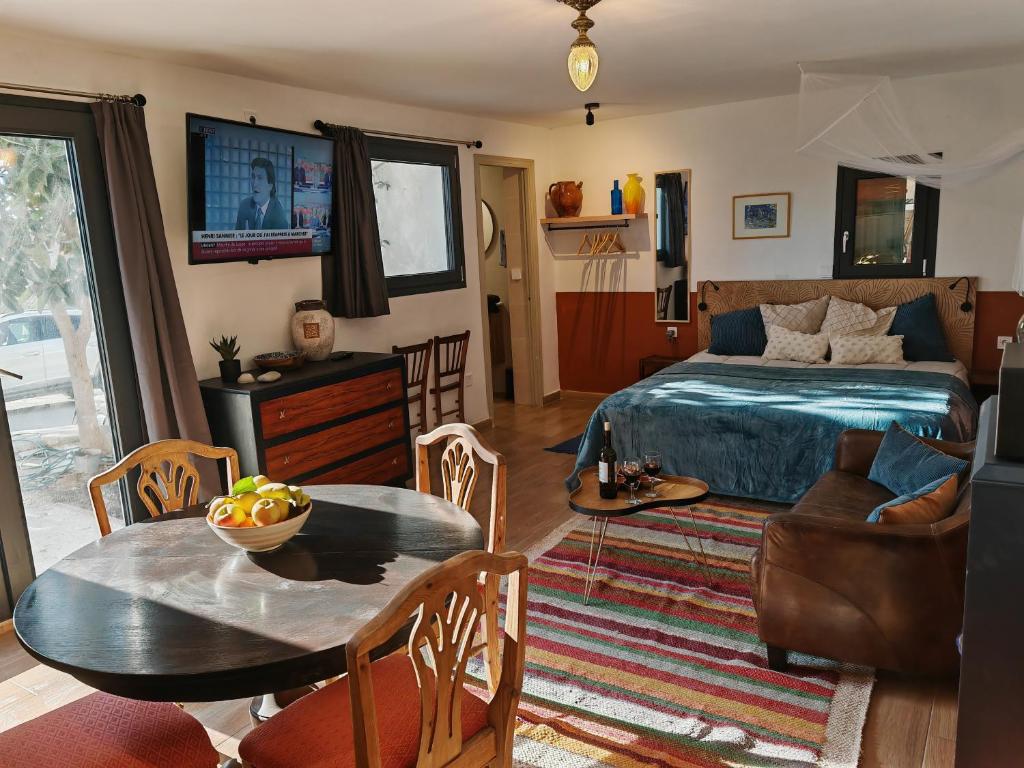 un salon avec un lit, une table et des chaises dans l'établissement Los Nopalitos 1 -Estudio chulísimo súper equipado a 3,5km de Carboneras, à El Llano de Don Antonio