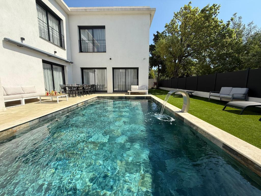 une piscine dans l'arrière-cour d'une maison dans l'établissement Villa 200m2 -plages - piscine chauffée, à Fréjus