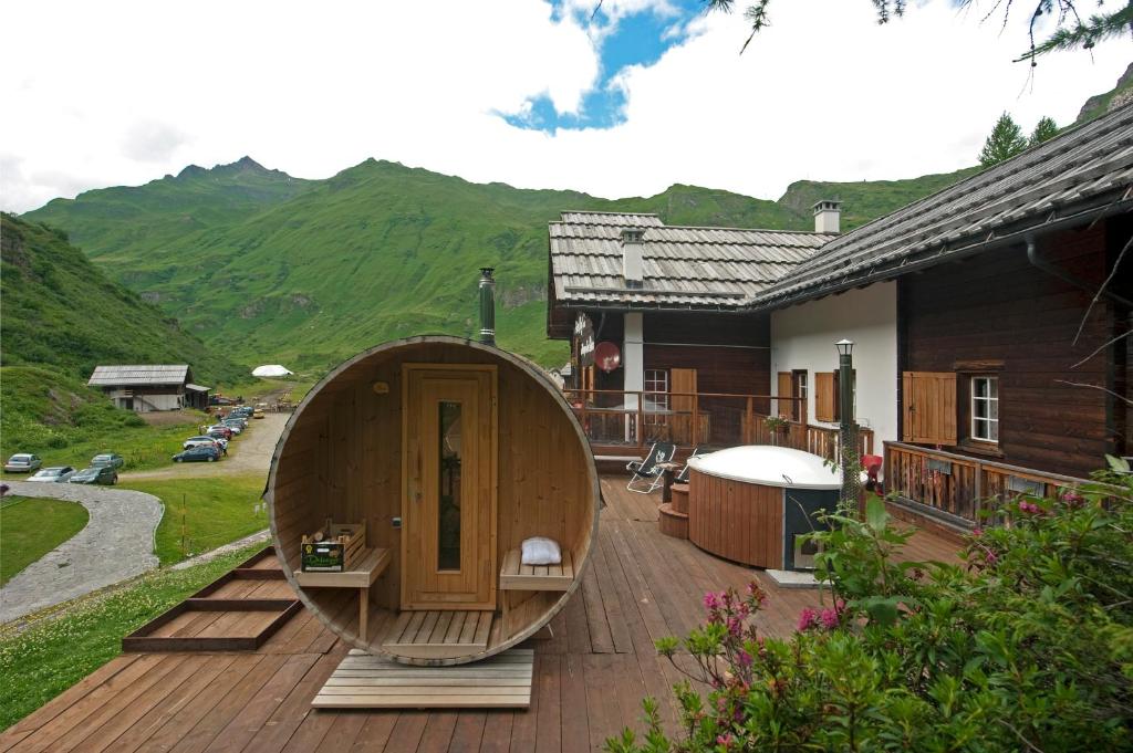 Nespecifikovaný výhled na hory nebo výhled na hory při pohledu z hotelu