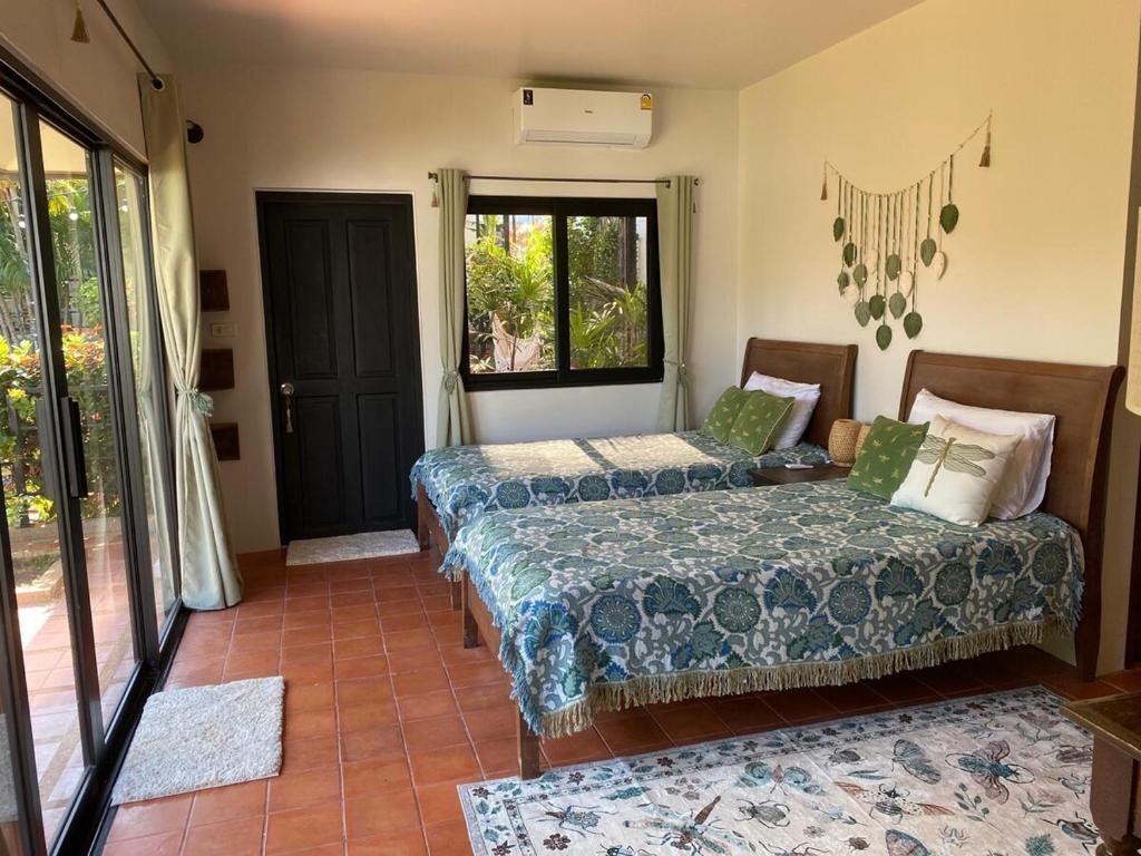 Ένα ή περισσότερα κρεβάτια σε δωμάτιο στο Beautiful garden 3 bedroom villa close to beach