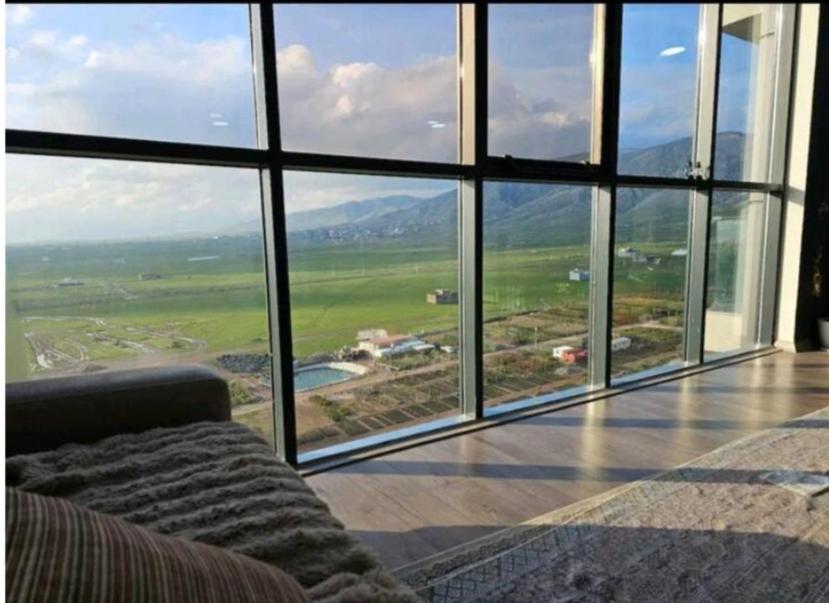un soggiorno con una grande finestra con vista di French village two a Duhok