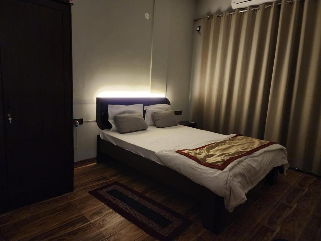 Postel nebo postele na pokoji v ubytování Twilight Stays ll 2PM VILLA ll Swimming Pool ll 2BHK ll AC ll BBQ