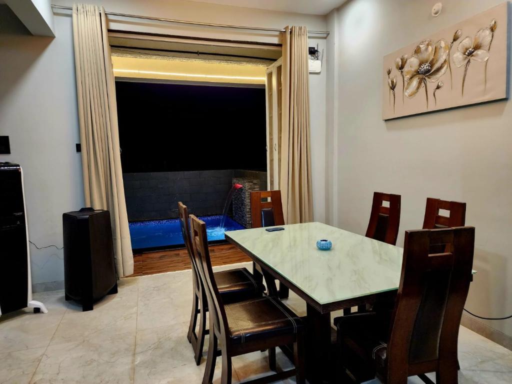Posezení v ubytování Twilight Stays ll 2PM VILLA ll Swimming Pool ll 2BHK ll AC ll BBQ
