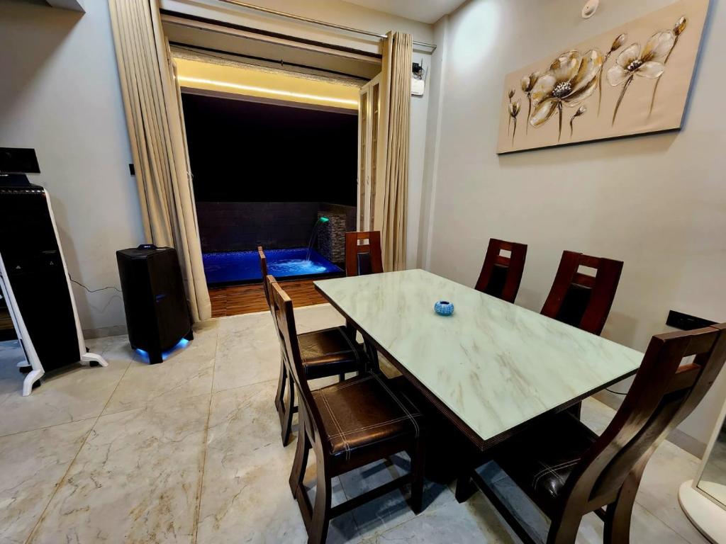 Fotografie z fotogalerie ubytování Twilight Stays ll 2PM VILLA ll Swimming Pool ll 2BHK ll AC ll BBQ v destinaci Lonavala