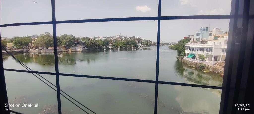 Una vista de un río desde una ventana en Oh lovely Lake, en Udaipur
