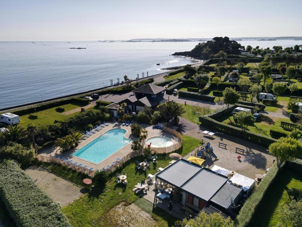 une vue aérienne d'un complexe avec piscine dans l'établissement Camping Baie de Saint Pol, à Saint-Pol-de-Léon