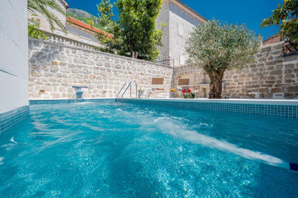 Bazen u ili blizu objekta Conte Hotel & Restaurant